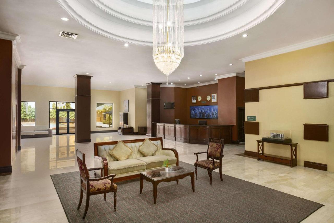 Hawthorn Suites By Wyndham Абуджа Экстерьер фото